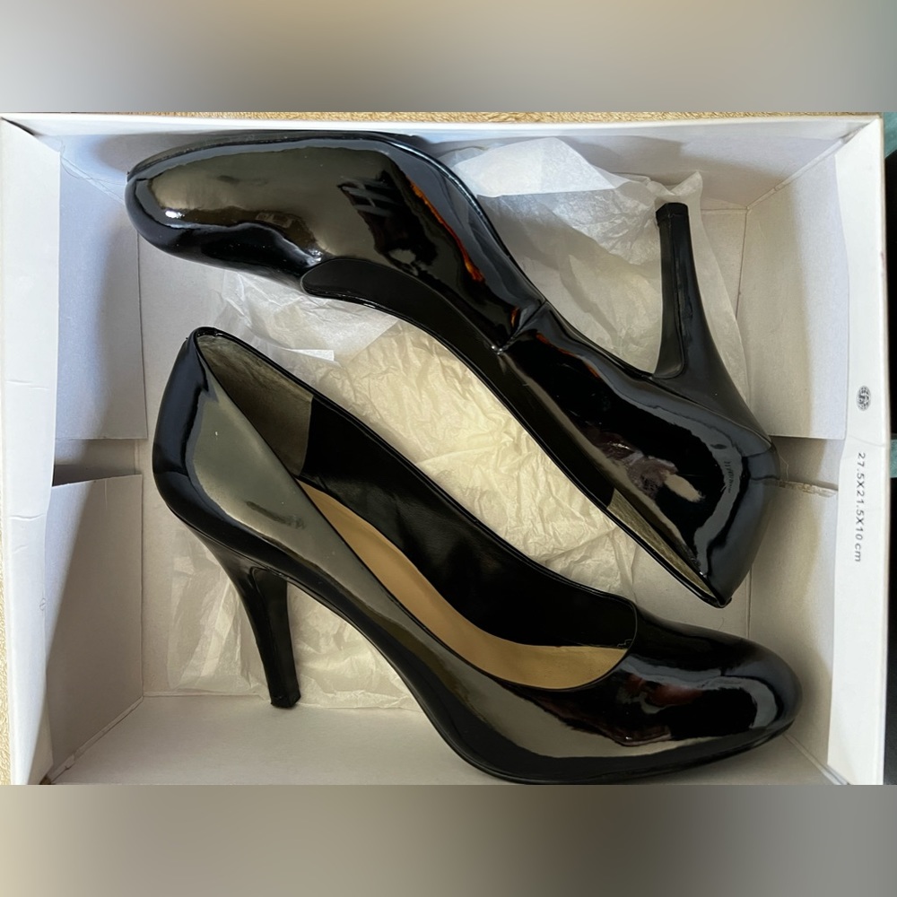 Nine West black shoes size 10. Worn maybe 3 times. Has scuff marks.